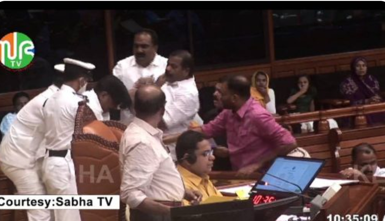 സ്പീക്കറുടെ ഡയസില്‍ കയറി പ്രതിപക്ഷം; വാച്ച് ആന്‍ഡ് വാര്‍ഡുമായി ഉന്തുംതള്ളും; സഭ പിരിഞ്ഞു