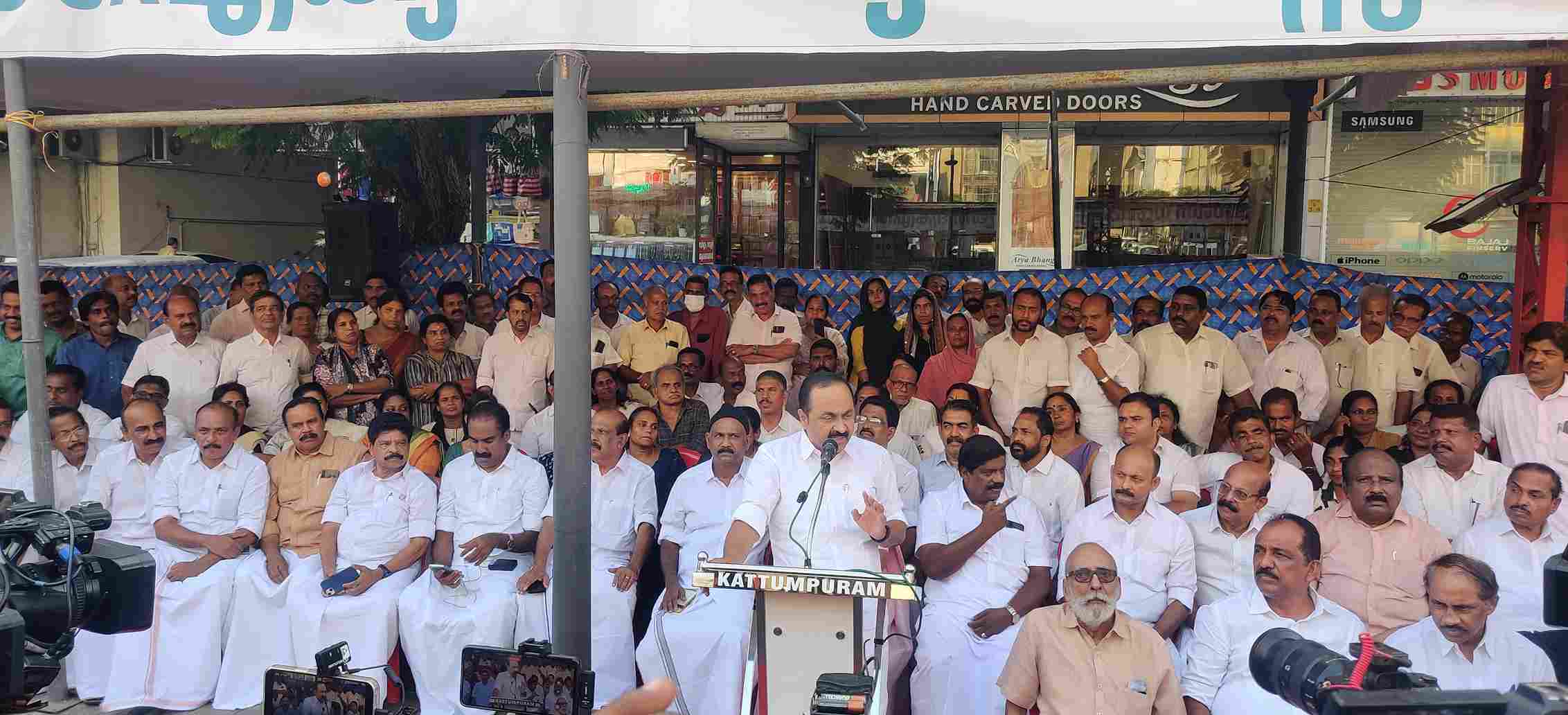 മുനമ്പത്തേത് വഖഫ് ഭൂമിയല്ല; ആള്‍താമസമുള്ള ഭൂമി വഖഫ് ചെയ്യാനാവില്ലെന്ന് വി.ഡി.സതീശന്‍
