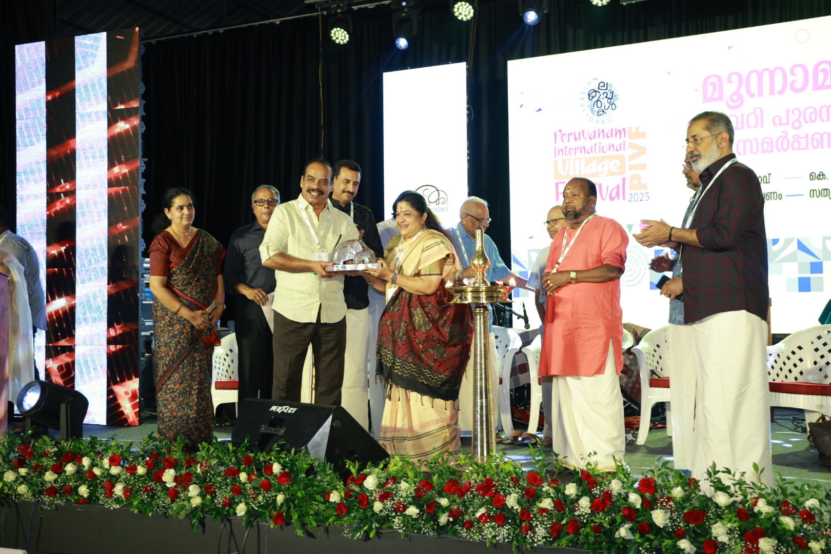 പെരുവനം രാജ്യാന്തര ഗ്രാമോത്സവത്തിന് തുടക്കമായി