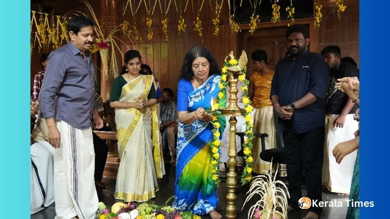 ഡിഫറന്റ് ആര്‍ട് സെന്ററിലെ ഭിന്നശേഷിക്കാര്‍ക്ക് വിഷുക്കൈനീട്ടം നല്‍കി തിരുവിതാംകൂര്‍ രാജകുടുംബാഗം ഗൗരി പാര്‍വതിബായി
