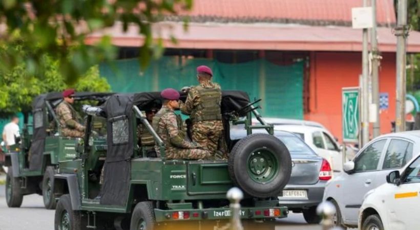 ഇന്ത്യ-പാക്ക് സംഘർഷ പശ്ചാത്തലത്തിൽ രാജ്യതലസ്ഥാനത്ത് അതീവ ജാഗ്രതാ നില: ഗതാഗത നിയന്ത്രണവും വിമാന റദ്ദാക്കലുകളും ഭീകരതയെ അനുസ്മരിപ്പിക്കുന്നു