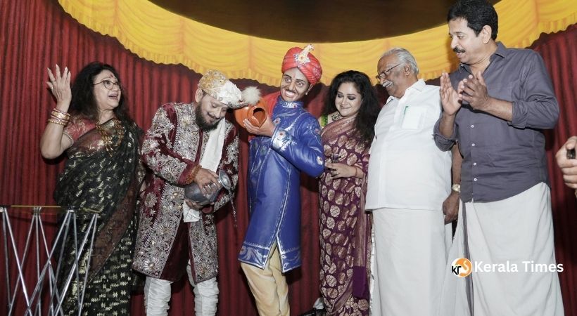 വിഖ്യാത മാന്ത്രികന് പി.സി സര്ക്കാരിന്റെ പ്രതിമയ്ക്കു മുമ്പില് വിതുമ്പി പി.സി സര്ക്കാര് ജൂനിയര്