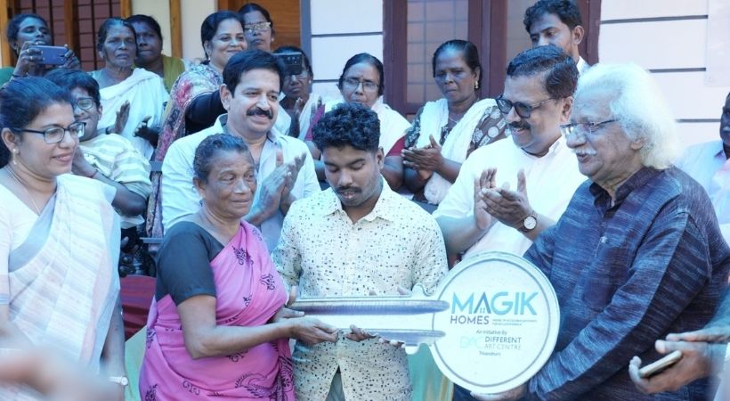 ഇന്ദിരയ്ക്കും മകനും ഇനി സുരക്ഷിതത്വത്തിന്റെ തണല്: മാജിക് ഹോമിന്റെ അഞ്ചാമത് വീടിന്റെ താക്കോല് കൈമാറി