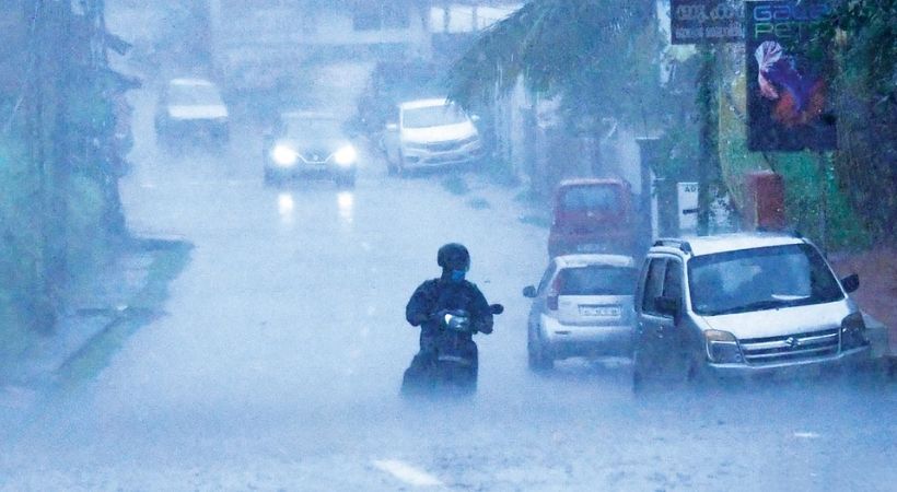 സംസ്ഥാനത്ത് ശക്തമായ കാറ്റും:   എല്ലാ ജില്ലകളിലും മഴയ്ക്ക് സാധ്യത; ജാഗ്രത പാലിക്കുക