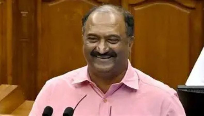 സർക്കാർ ജീവനക്കാരുടെ പുതുക്കിയ ശമ്പളവും പെൻഷനും നാളെ മുതൽ; ക്ഷേമപെൻഷൻ വിതരണം നവംബർ 20 മുതൽ
