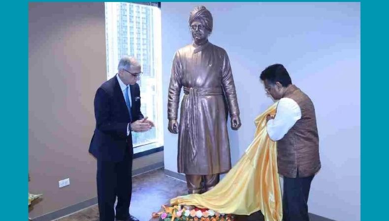 ഷിക്കാഗോ ഇന്ത്യൻ കോൺസുലേറ്റിൽ സ്വാമി വിവേകാനന്ദന്റെ പൂർണ്ണകായ പ്രതിമ അനാച്ഛാദനം ചെയ്തു.