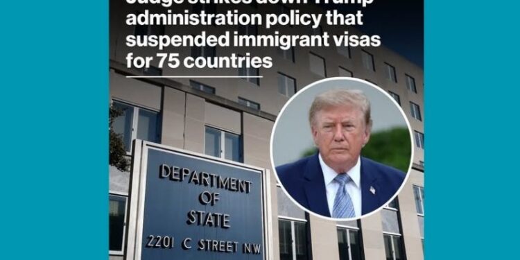 ട്രംപ് ഭരണകൂടം 75 രാജ്യങ്ങളിൽ നിന്നുള്ള കുടിയേറ്റ വിസകൾ തടഞ്ഞുകൊണ്ട് ഏർപ്പെടുത്തിയ വിലക്ക് ഫെഡറൽ കോടതി റദ്ദാക്കി.